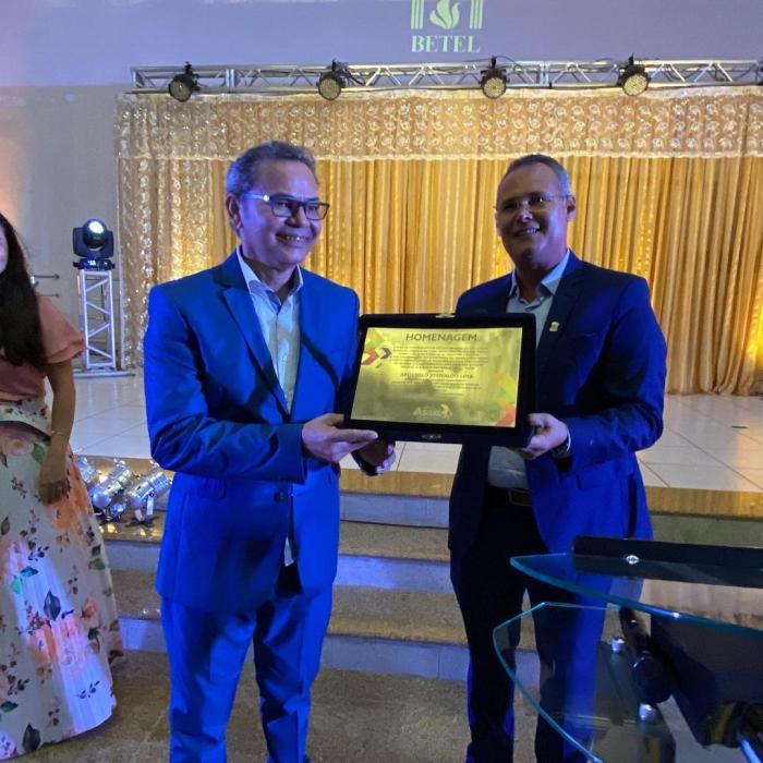 Vereador Assis entrega placa de título de cidadão honorário ao Pr. Josivaldo 