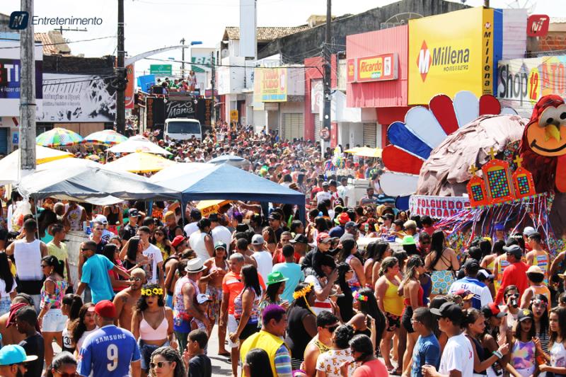 Bloco Peru da Madrugada arrasta mais de 5 mil foliões animados em São Miguel dos Campos - São Miguel Dos Campos
