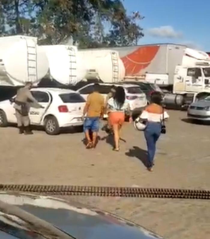 Miguelense filma mulher sendo presa pela Fiscalização Eleitoral por suspeita compra de votos