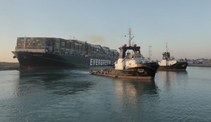 Meganavio encalhado no Canal de Suez volta a flutuar após 6 dias