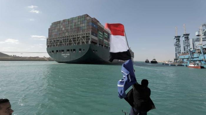 Tráfego marítimo volta ao normal no Canal de Suez