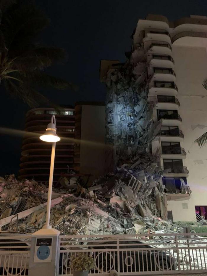 Prédio desmorona parcialmente em Miami Beach; Polícia confirmou uma morte