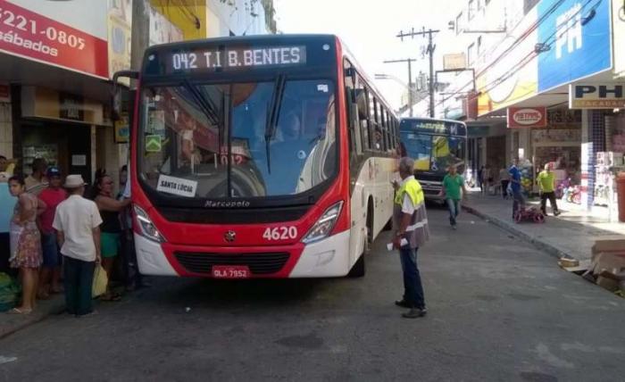 Idoso de 65 anos é preso após assediar jovem dentro de ônibus em Maceió