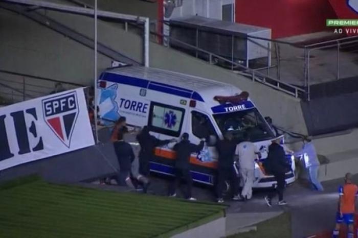 Vídeo: massagista do São Paulo passa mal e ambulância atrasa resgate
