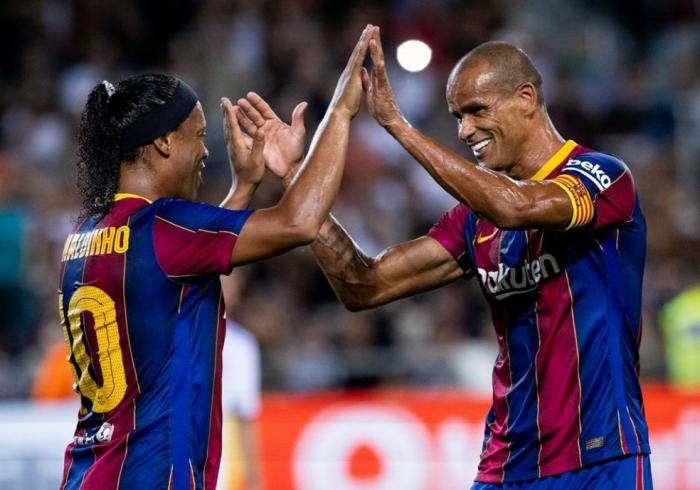Ronaldinho marca, acerta a trave e agita a torcida em amistoso de lendas do Barcelona e Real Madrid