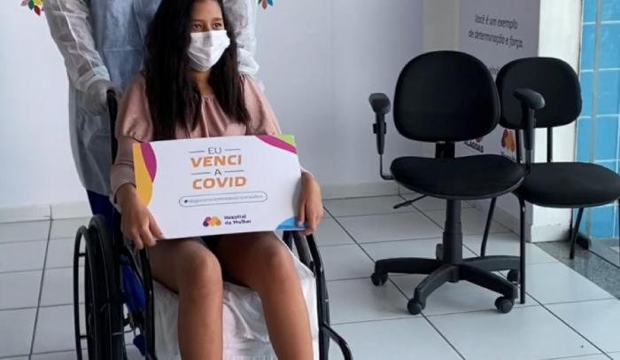 Covid-19: Após oito dias intubada, menina de 13 anos recebe alta de hospital em Maceió