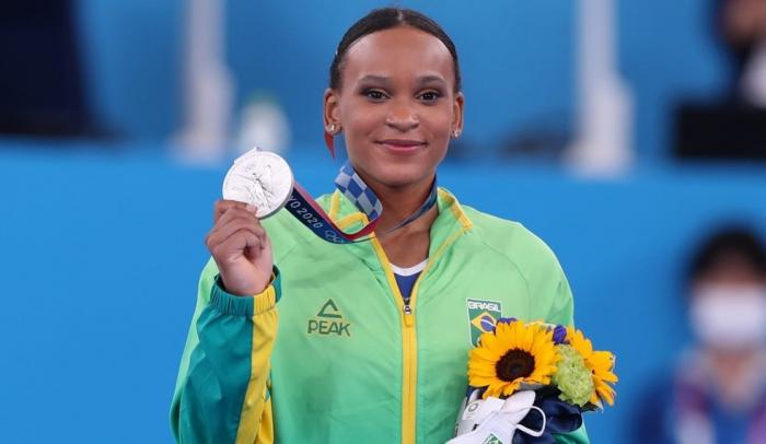 Nadia Comaneci celebra prata de Rebeca Andrade na Olimpíada