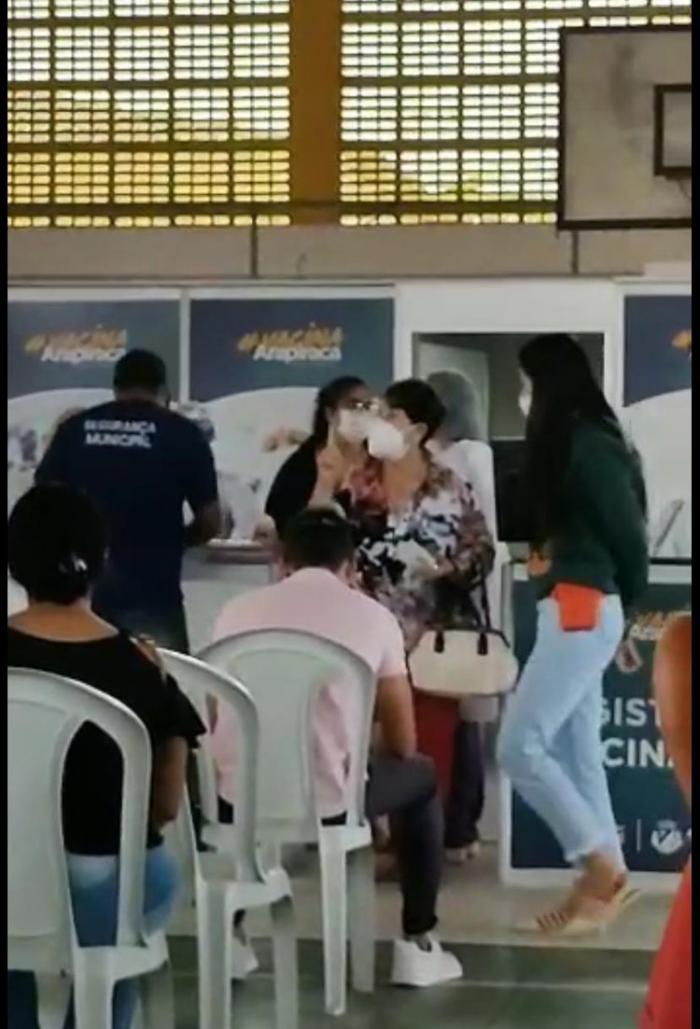 VÍDEO: Mulher desconfia de vacina ‘falsa’ e provoca tumulto em posto de vacinação em Arapiraca