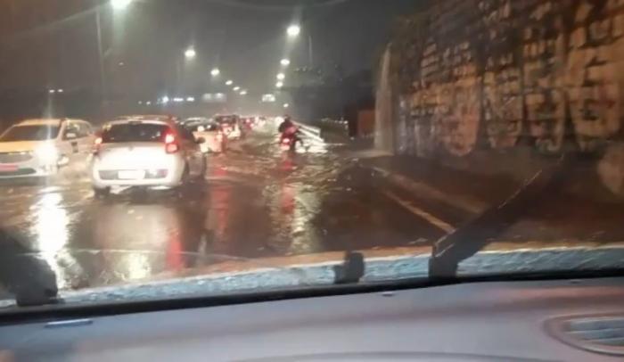 VÍDEO: fortes chuvas provocam alagamentos em ruas de Maceió