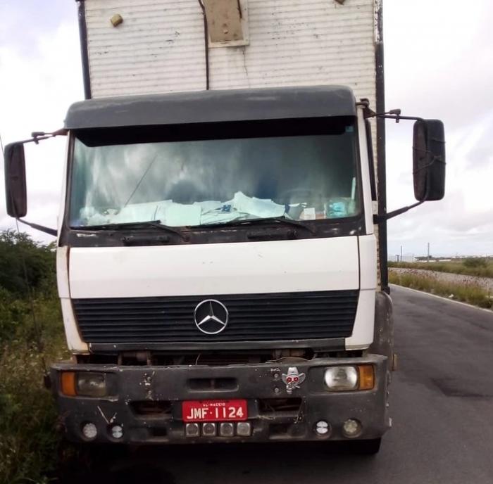 Caminhão roubado em Pernambuco é recuperado no sertão de Alagoas