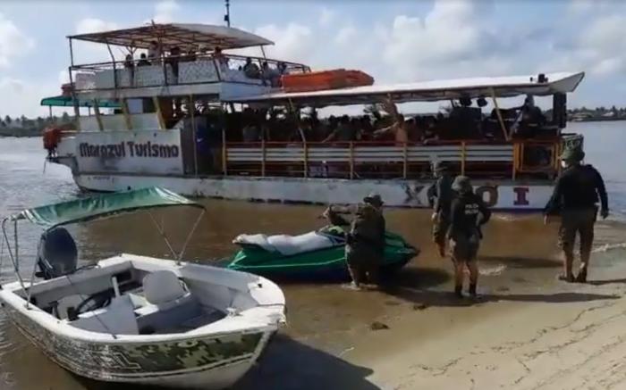 Com aglomeração, festa em catamarã é encerrada na Barra Nova