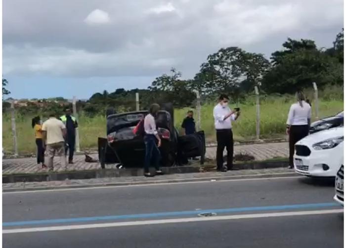 Vídeo: carro capota após choque na Durval de Góes Monteiro