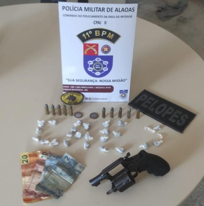 Pelopes do 11º Batalhão da PM registra apreensão de arma e drogas em Penedo