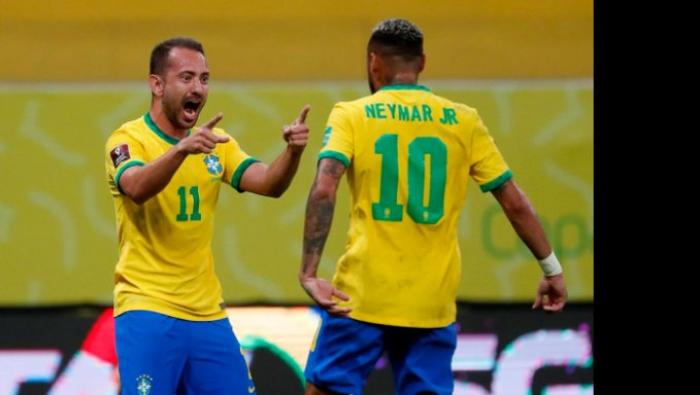 Brasil vence Peru por 2 a 0 e mantém 100% de aproveitamento