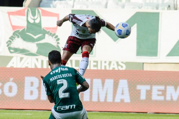Palmeiras perde para o Flamengo de virada e se distancia da liderança do Brasileirão