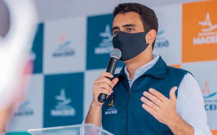 Prefeito de Maceió anuncia isenção de taxas para regularização de mototaxistas