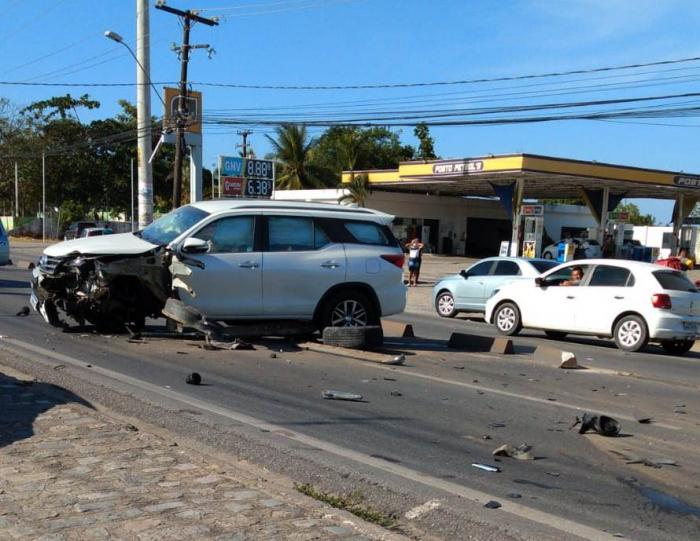 Criança de cinco anos e motorista ficam feridos em acidente na Serraria; veja vídeo