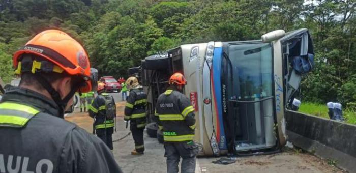 Acidente com ônibus turismo deixa ao menos 6 mortos e 34 feridos
