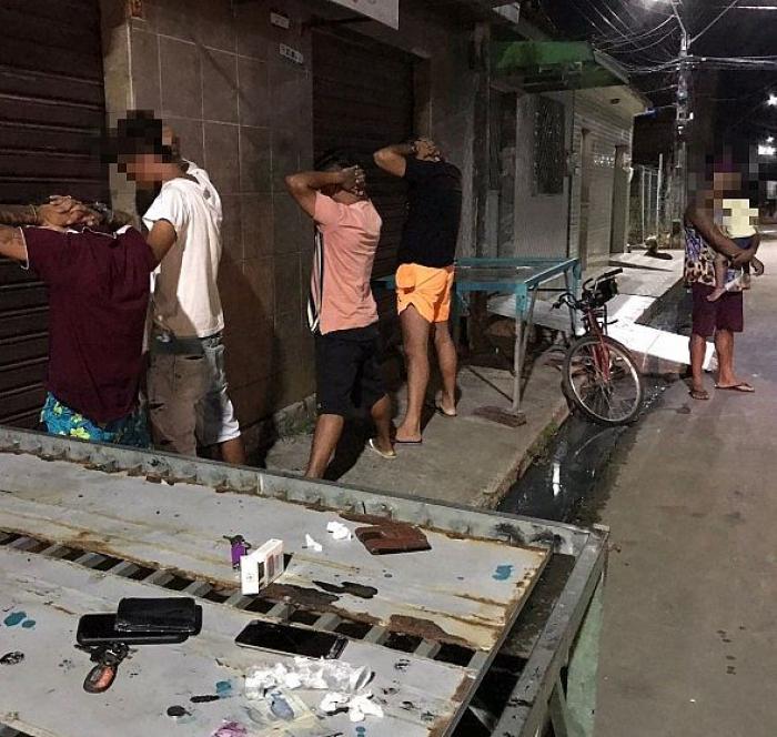 Homem é flagrado pela polícia tentando comprar droga com o filho de 2 anos no colo, em Pilar