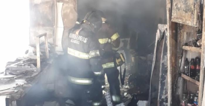 Lanchonete é atingida por incêndio em arena de futebol em Maceió