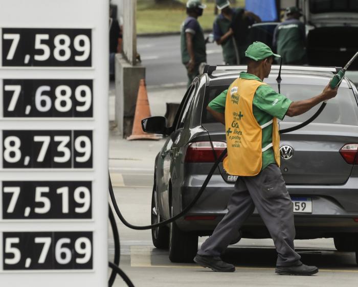 Governo prepara PEC para amenizar alta no preço dos combustíveis em ano eleitoral