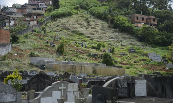 Cemitério improvisa covas para receber vítimas da chuva em Petrópolis