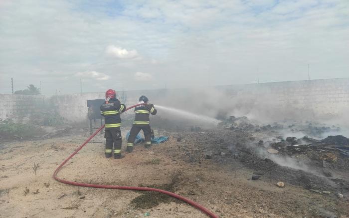 Incêndio atinge galpão de empresa de materiais plásticos em Arapiraca