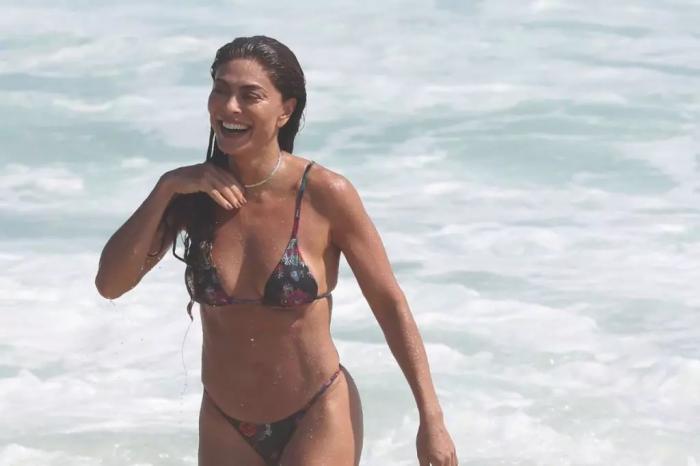 Juliana Paes esbanja boa forma em dia de praia