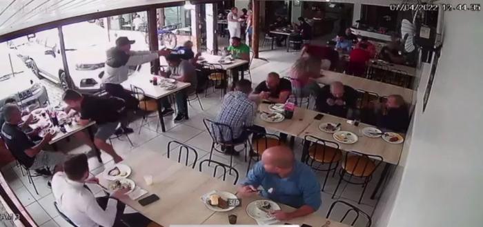 Homens trocam tiros dentro de restaurante cheio e deixam três feridos