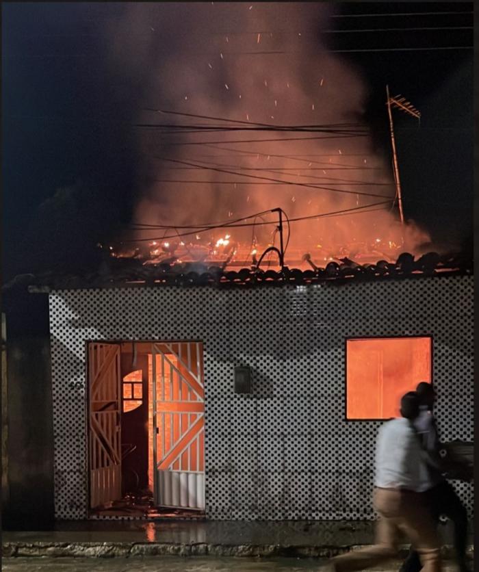 VÍDEO: Incêndio atinge residência no município de Roteiro, interior de Alagoas