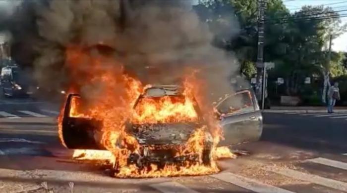 Homem viaja 102 km para concurso, mas carro pega fogo a metros de local da prova