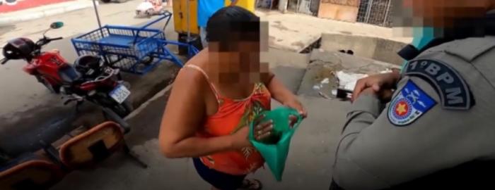 Senhora é flagrada vendendo drogas no bairro Levada em Maceió