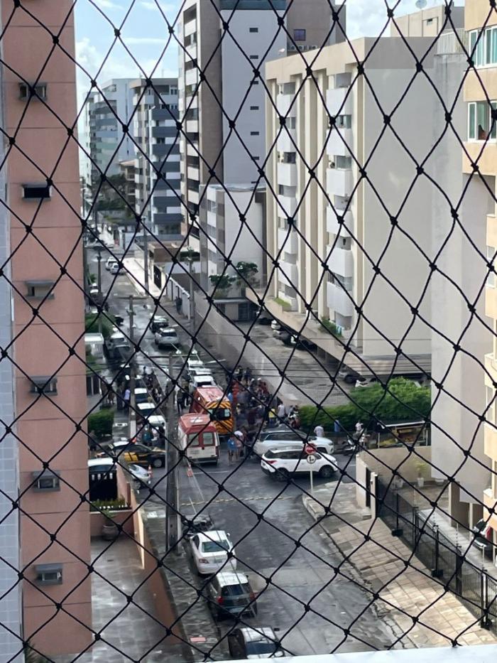 Carro atropela 2 pessoas e bate em outros 3 parados na Ponta Verde