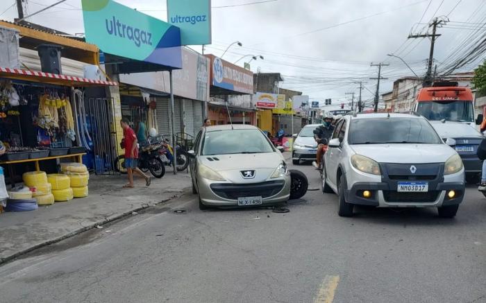 Colisão entre ambulância e dois carros deixa mulher ferida em Maceió