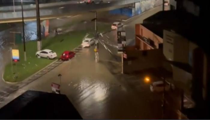 Chuva transforma em 'rios' principais ruas e avenidas de Maceió