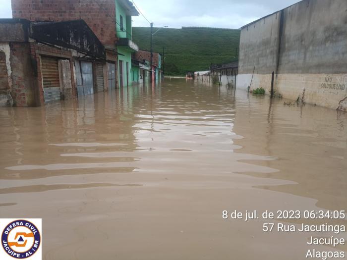 Cidade de Jacuípe fica ilhada após transbordamento de rio