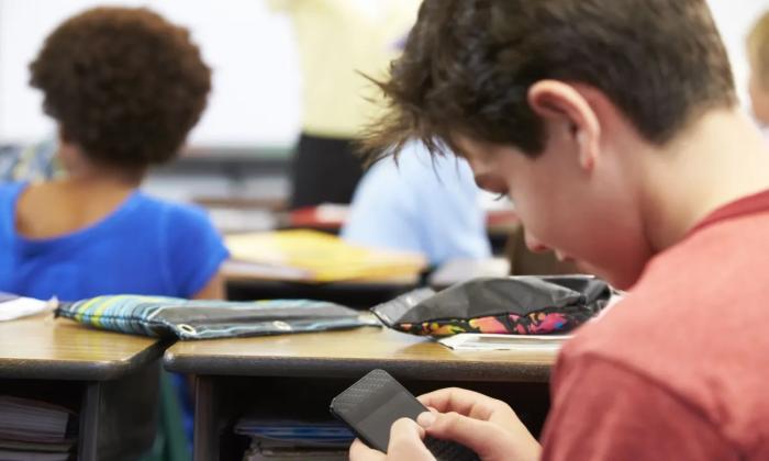 Usar dispositivos eletrônicos em excesso afeta o desempenho de alunos na escola 
