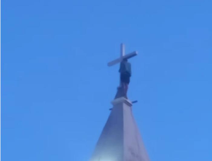 Homem paralisa Arapiraca ao escalar cruz de Igreja, Veja video