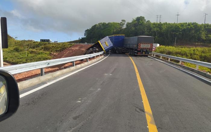 Colisão entre caminhões bloqueia trecho da BR-101 em São Miguel dos Campos