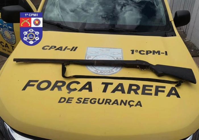 Policiais militares prendem suspeito de violência doméstica com arma de fogo em Limoeiro de Anadia