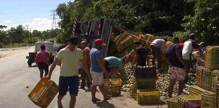 Caminhão que transportava carga de mangas tomba na ladeira do Catolé em Satuba