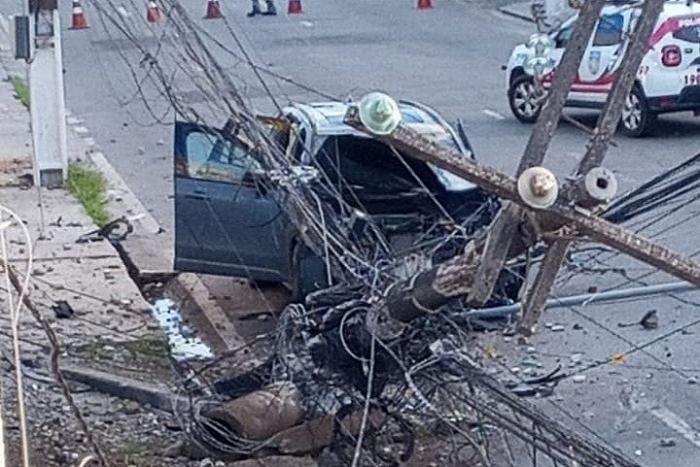 Motorista embriagado causa acidente e derruba poste na Avenida Comendador Leão, em Maceió