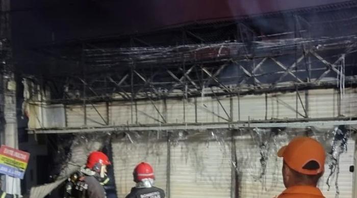 Incêndio destrói loja de equipamentos eletrônicos em Arapiraca