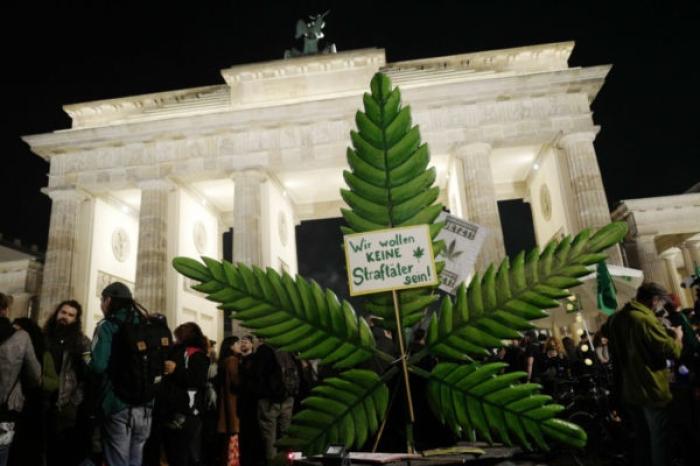  Berlim celebra nova lei de descriminalização da maconha