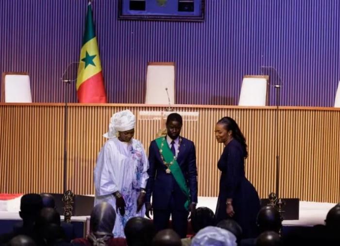 Novo presidente do Senegal assume cargo acompanhado de duas primeiras-damas