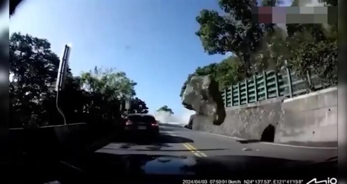 Motoristas são surpreendidos por rocha após terremoto em Taiwan
