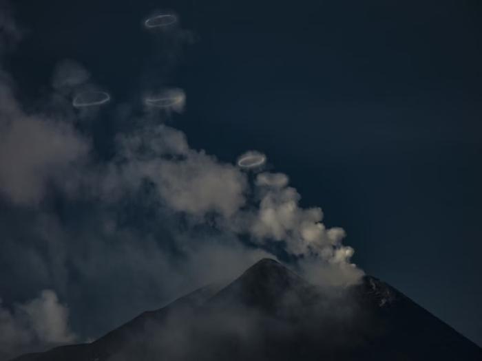 Vulcão Etna na Sicília emite anéis de fumaça quase perfeitos