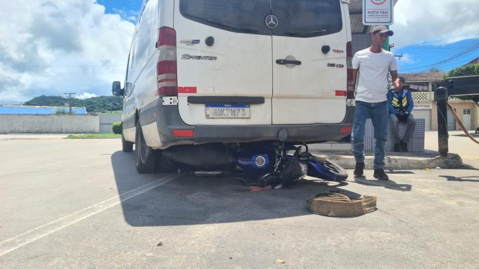 Van descontrolada atinge motocicleta estacionada em São Miguel dos Campos