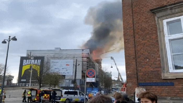 Incêndio devastador consome histórico prédio da antiga Bolsa de Copenhague