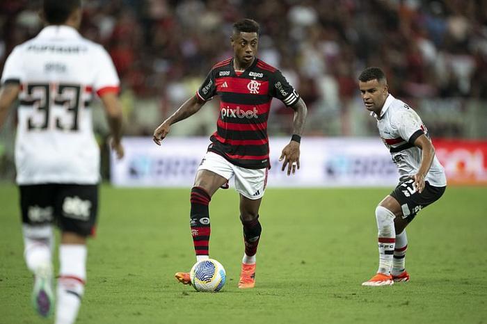Flamengo vence São Paulo por 2 a 1 e garante vitória na 2ª rodada